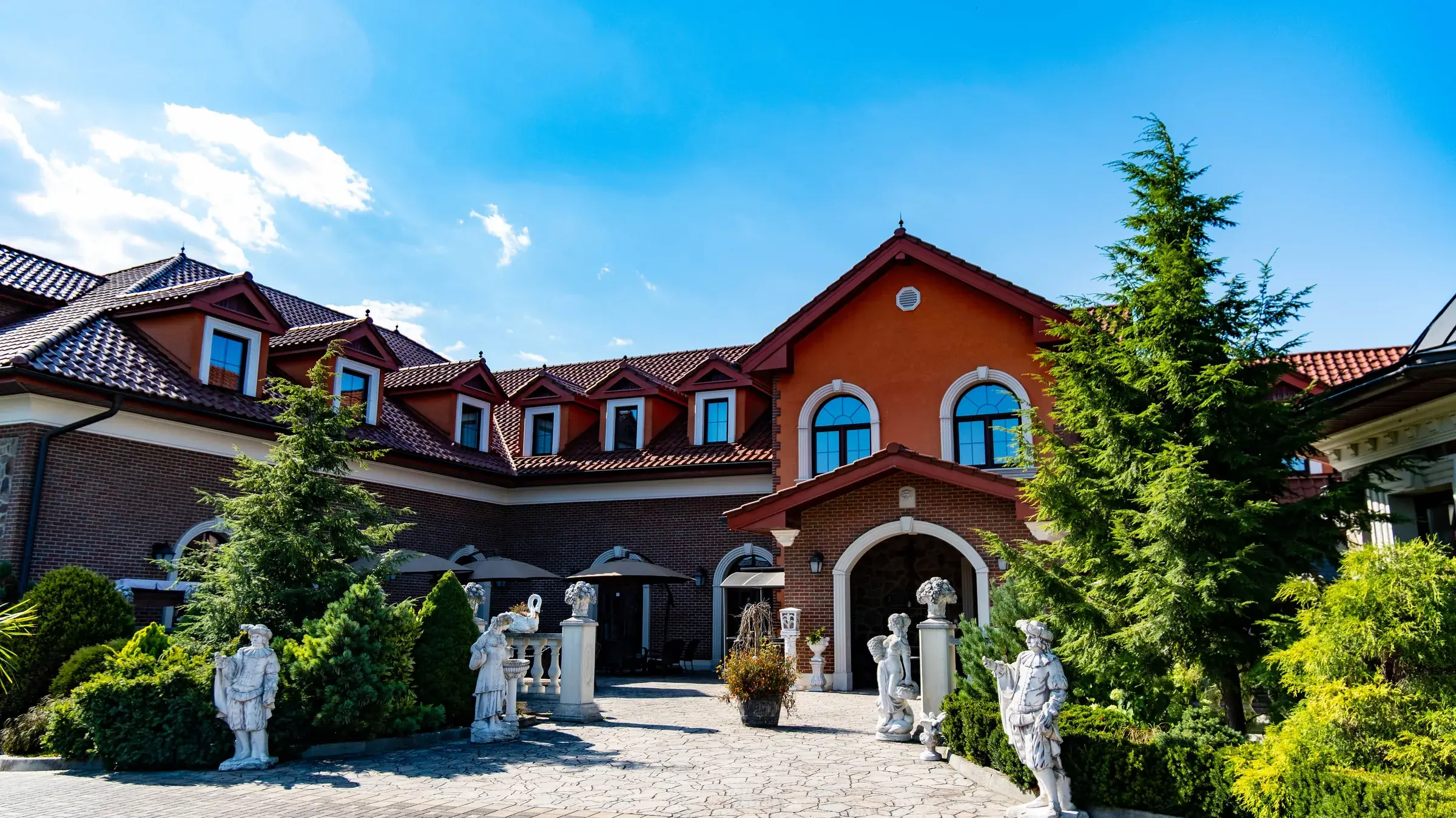 Nádvorie a budova penziónu Renesance Restaurant
