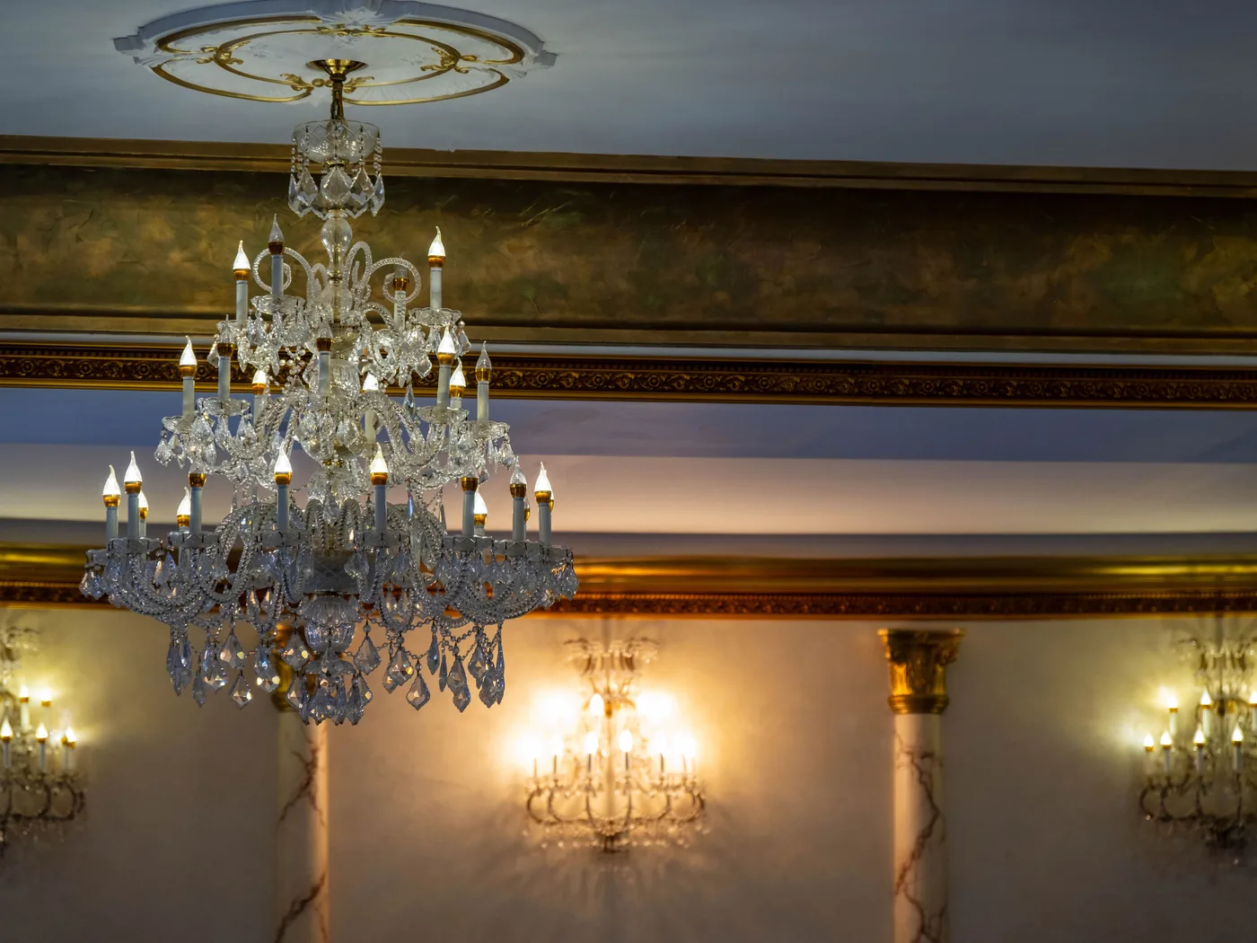 Krištáľové lustre a zdobený strop vo Veľkej sále